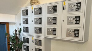 Sistema de teclado de seguridad montado en la pared con varios puntos de acceso identificados con números.