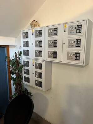 Check-in/check-out kiosk - Birkagatan - Visby Lägenhetshotell (Visby)