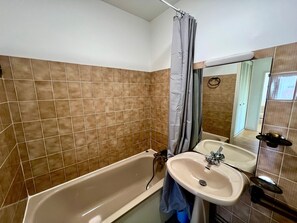 Bathroom - "Charming Apt near Casino & Beach, Parking, Balcony, Shops Nearby" (Arcachon)