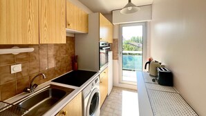 Fridge, oven - "Charming Apt near Casino & Beach, Parking, Balcony, Shops Nearby" (Arcachon)