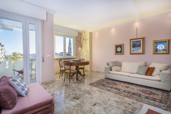 TV - Lucilla Home-APT with WiFi in the heart of Udine! (Udine)