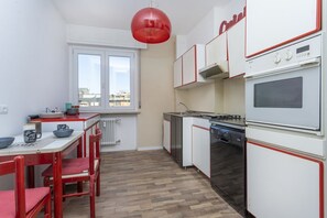Jääkaappi, uuni, liesi, astianpesukone