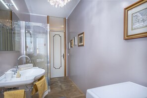シャワー、ヘアドライヤー、ビデ