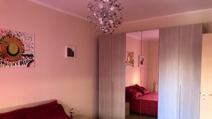 Une chambre à coucher avec un lit, une armoire et un miroir.
