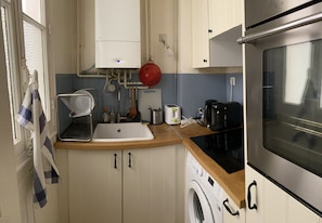 Fridge, oven, stovetop, coffee/tea maker