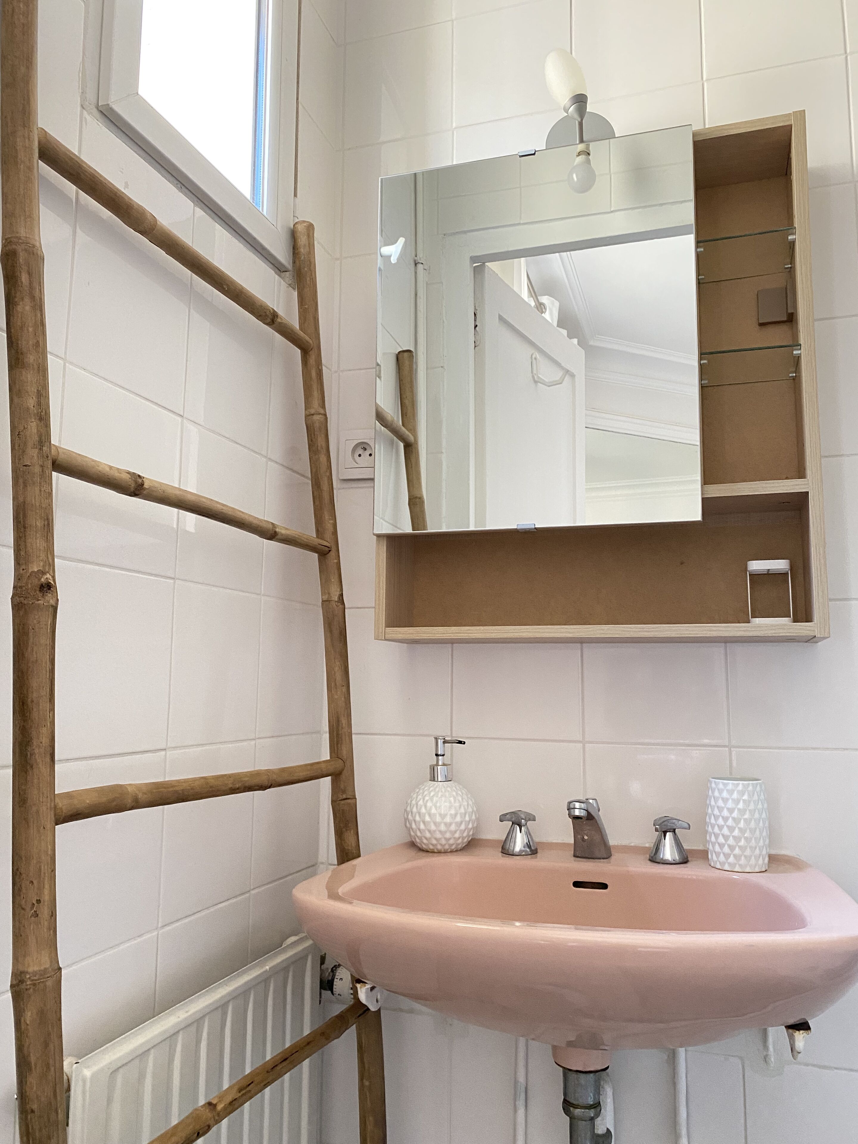 Douche, sèche-cheveux, serviettes fournies, savon