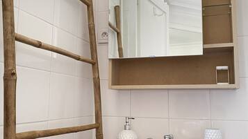 Douche, sèche-cheveux, serviettes fournies, savon
