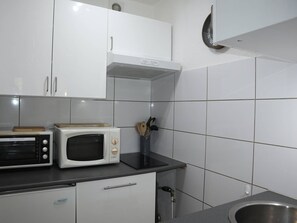 ثلاجة، فرن، غسالة أطباق