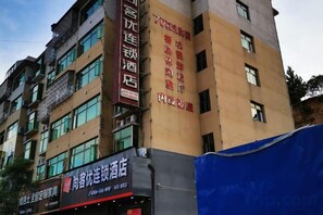 A multi-story building with signage for a hotel and a restaurant. - Shankee Hotel (Ningdu Third Ring South Road) (Ganzhou)