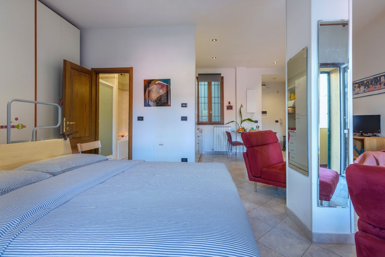 Tabla de planchar con plancha, wifi y ropa de cama 