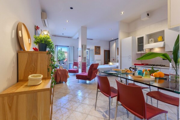 Iron/ironing board, WiFi, bed sheets