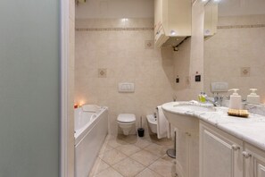 Shower, hair dryer, bidet, towels