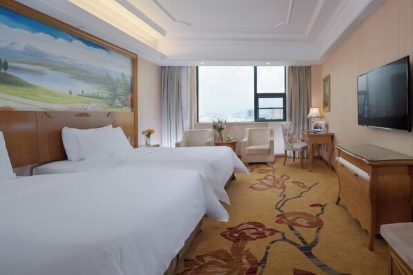 A hotel room with two beds, a desk, a TV, and a large window. - Vienna International Hotel (Yushan Sanqing Square) (Yushan)