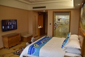 A hotel room with a bed, a television, a painting, a wooden dresser, and a carpeted floor. - Vienna International Hotel (Yushan Sanqing Square) (Yushan)