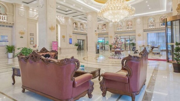A spacious lobby with ornate furniture, a grand chandelier, and a central decorative fountain. - Vienna International Hotel (Yushan Sanqing Square) (Yushan)