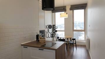 Apartamento Business | Cocina privada | Frigorífico grande, microondas, lavavajillas y hervidor eléctrico