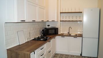 Apartament clàssic | Cuina privada | Frigorífic gran, microones, rentaplats i bullidora elèctrica