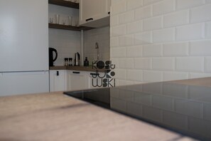 Business-Apartment | Eigene Küche | Großer Kühlschrank, Mikrowelle, Geschirrspüler, Wasserkocher