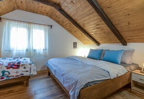 Casa familiar, varias camas, 2 baños, en el área del jardín (Primus Whirlpool Home) | 2 habitaciones, tabla de planchar con plancha y ropa de cama 