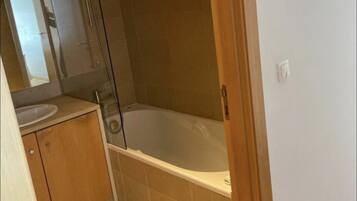 Combined shower/tub, bidet