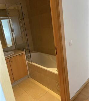 Combined shower/bathtub, bidet