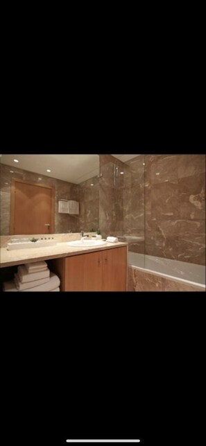 Combined shower/bathtub, bidet - Happy apartaments (Lisboa)