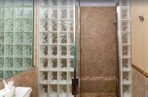 Douche, sèche-cheveux, serviettes fournies