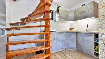 Lemari es, microwave, oven, dan kompor