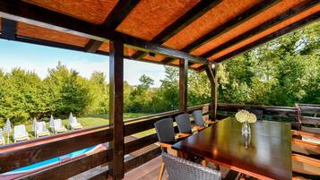 Nhà dành cho gia đình, 2 phòng ngủ, ban công, cạnh núi (Jungle House With Pool and Hot Tub) | Khu ẩm thực ngoài trời