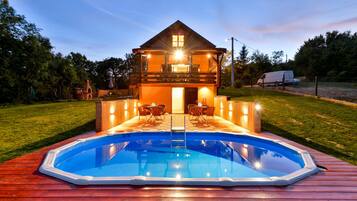 Hồ bơi ngoài trời phục vụ theo mùa