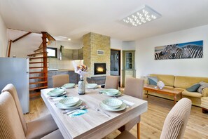 Nhà dành cho gia đình, 2 phòng ngủ, ban công, cạnh núi (Jungle House With Pool and Hot Tub) | Nội thất