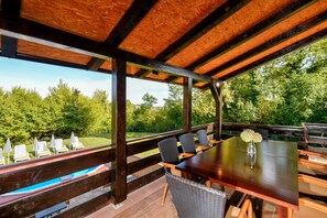 Outdoor dining - Jungle House With Pool and Hot Tub (Sveti Ivan Zelina)