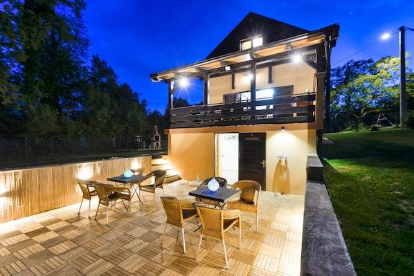 Outdoor dining - Jungle House With Pool and Hot Tub (Sveti Ivan Zelina)