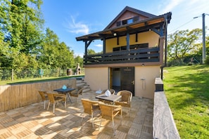 บ้านพักสำหรับครอบครัว, 2 ห้องนอน, ระเบียง, ติดภูเขา (Jungle House With Pool and Hot Tub) | รับประทานอาหารกลางแจ้ง