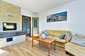 21-inch flat-screen TV with digital channels, TV, fireplace - Jungle House With Pool and Hot Tub (Sveti Ivan Zelina)