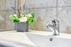 Rumah Keluarga, beberapa kamar, tepi gunung (Jungle House With Pool and Hot Tub) | Kamar mandi | Shower, pengering rambut, handuk, dan sabun