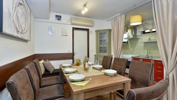 Nhà dành cho gia đình, 2 phòng ngủ, ban công, cạnh núi (Twin Oasis Retreat with Pool & Spa) | Khu ăn uống
