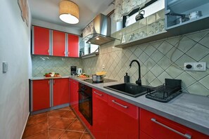 Family House, Multiple Bedrooms, Mountainside (Twin Oasis Retreat with Pool & Spa) | Private kitchen