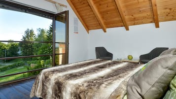 Family House, Multiple Bedrooms, Mountainside (Twin Oasis Retreat with Pool & Spa) | 2 bedrooms, free WiFi, bed sheets