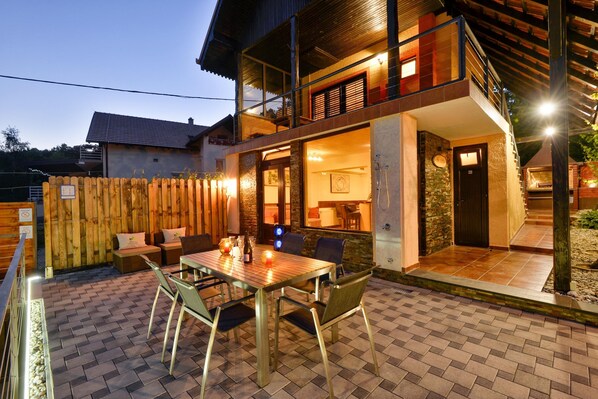 Outdoor dining - Twin Oasis Retreat With Pool & Spa (Sveti Ivan Zelina)