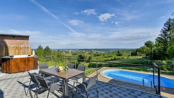 Family House, 2 Bedrooms, Balcony, Mountainside (Twin Oasis Retreat with Pool & Spa) | Outdoor dining