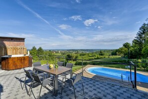 Maison Familiale, 2 chambres, balcon, côté montagne (Twin Oasis Retreat with Pool & Spa) | Restauration extérieure