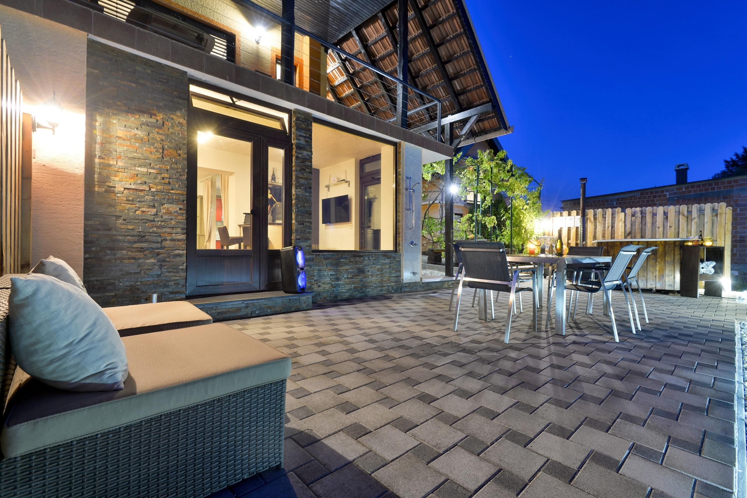 บ้านพักสำหรับครอบครัว, 2 ห้องนอน, ระเบียง, ติดภูเขา (Twin Oasis Retreat with Pool & Spa) | รับประทานอาหารกลางแจ้ง