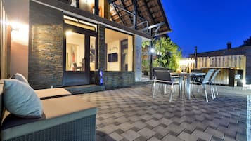 Family House, 2 Bedrooms, Balcony, Mountainside (Twin Oasis Retreat with Pool & Spa) | Outdoor dining