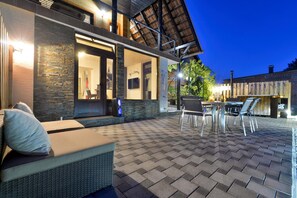 Casa família, 2 quartos, sacada, ao lado da montanha (Twin Oasis Retreat with Pool & Spa) | Opções para refeição ao ar livre