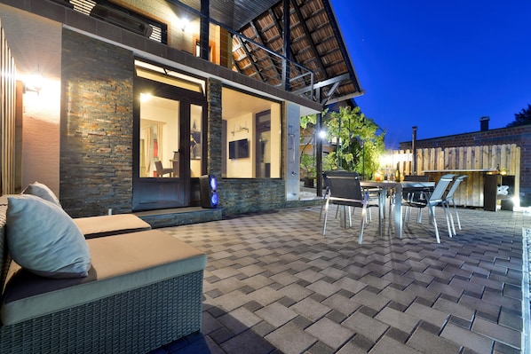Family House, 2 Bedrooms, Balcony, Mountainside (Twin Oasis Retreat with Pool & Spa) | Outdoor dining