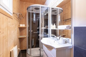 Badekar, hårtørrer, håndklæder