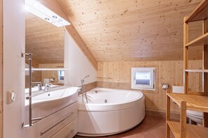 Badewanne, Haartrockner, Handtücher