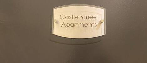 Señal que indica 'Castle Street Apartments'.