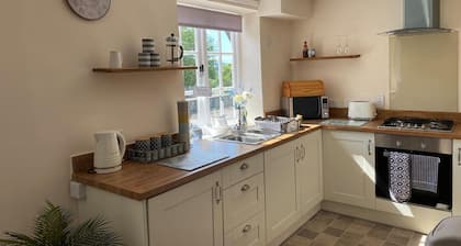 Apartment - Sleeps 2 - Pet Friendly - Parking